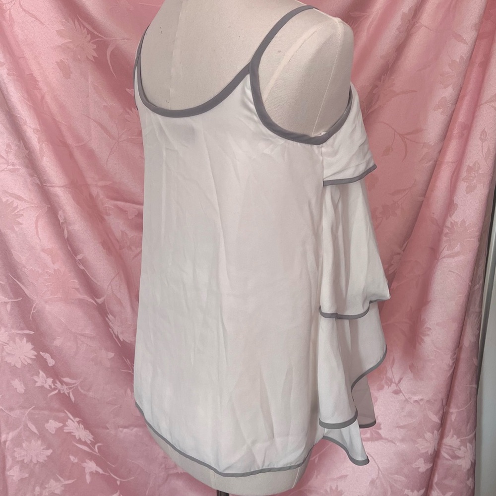 **MOVING SALE** Ruffle shirt - Picture 3 of 3